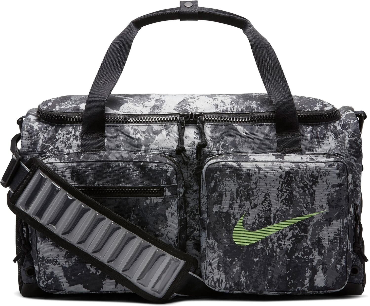 Nike Utility small Duffel GFX AOP Sporttasche (Farbe: 073 particle grey/black/lime)